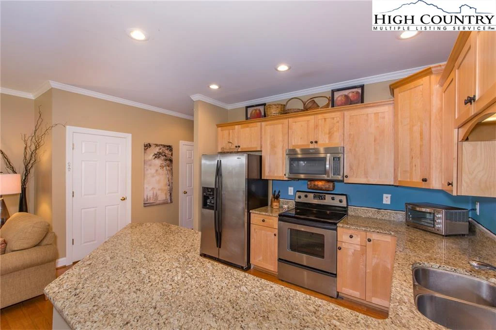Image number 21 for the current listing
