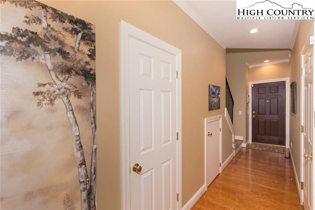 Image number 19 for the current listing