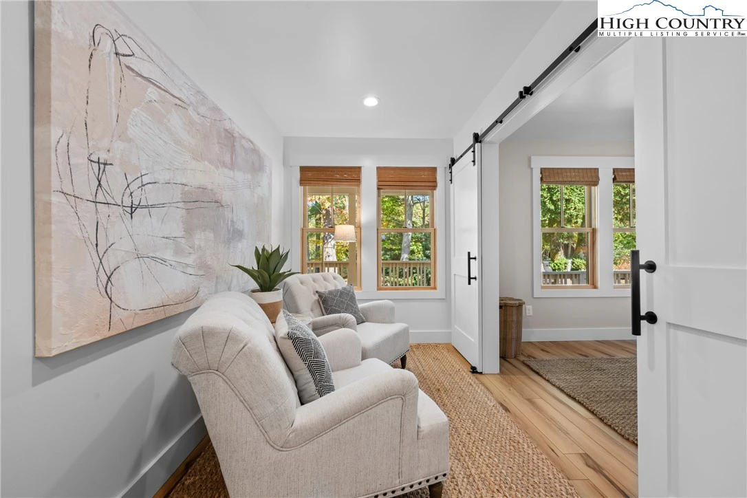 Image number 8 for the current listing