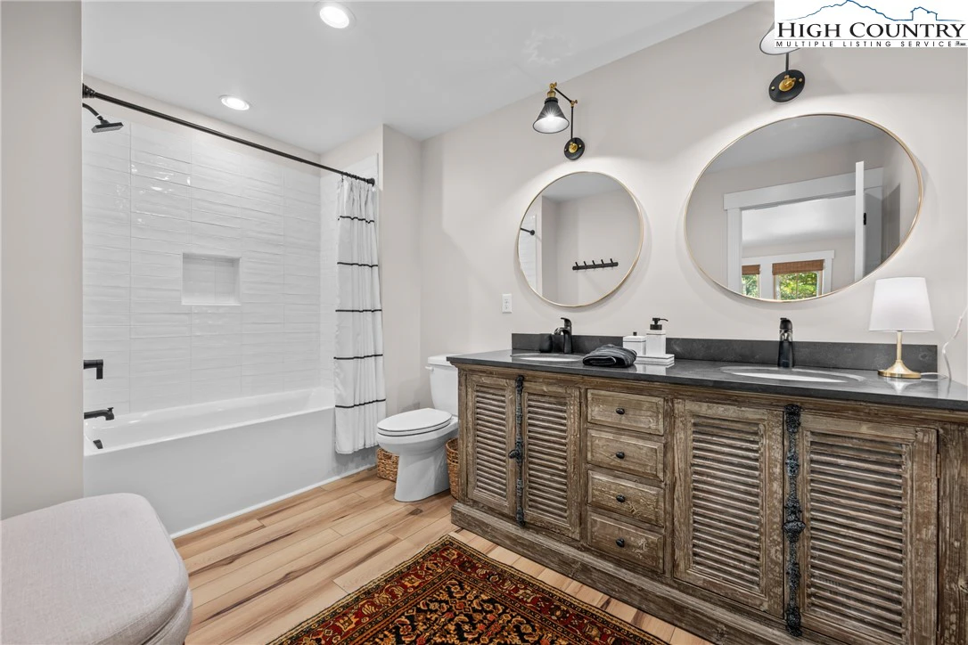 Image number 2 for the current listing