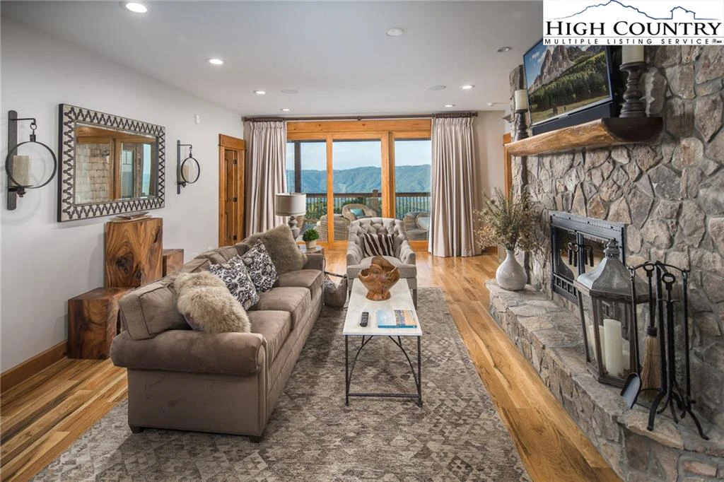 Image number 3 for the current listing