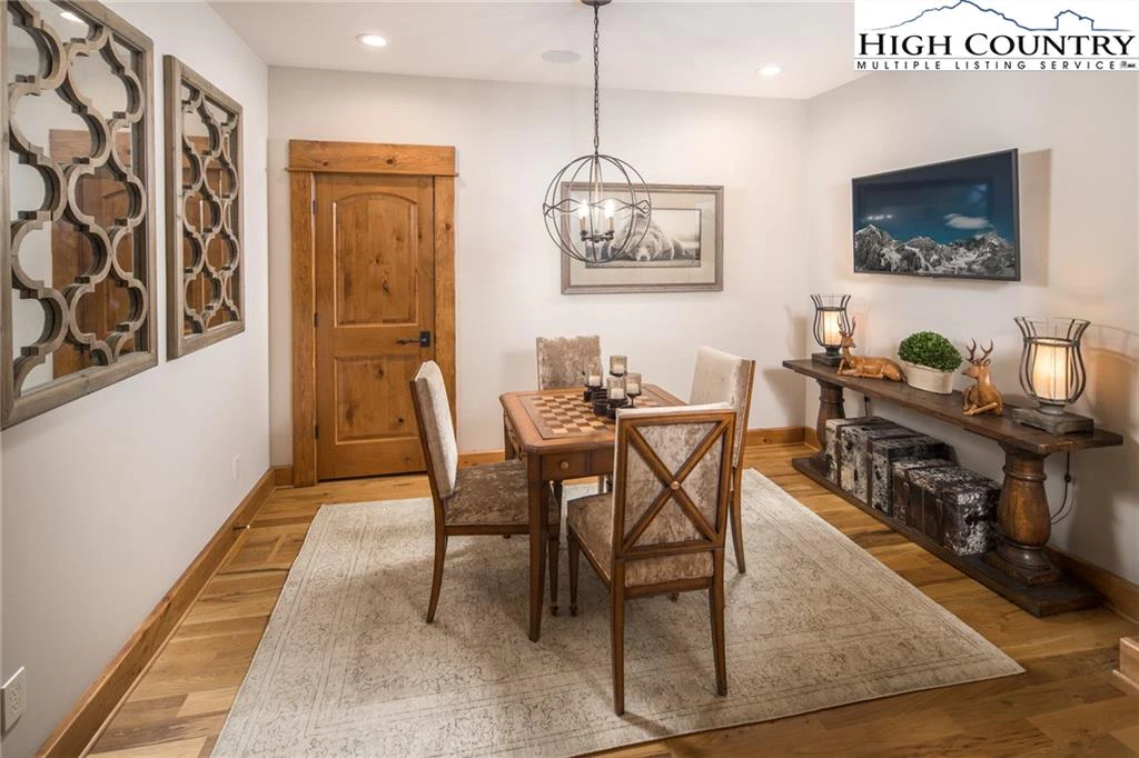 Image number 4 for the current listing