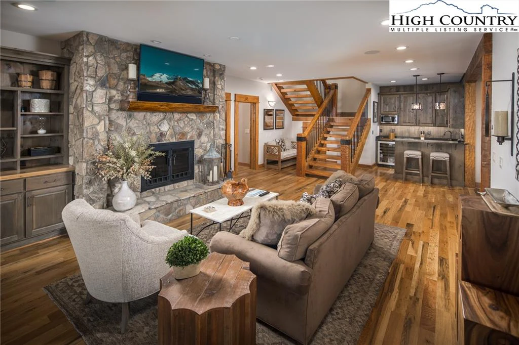 Image number 7 for the current listing