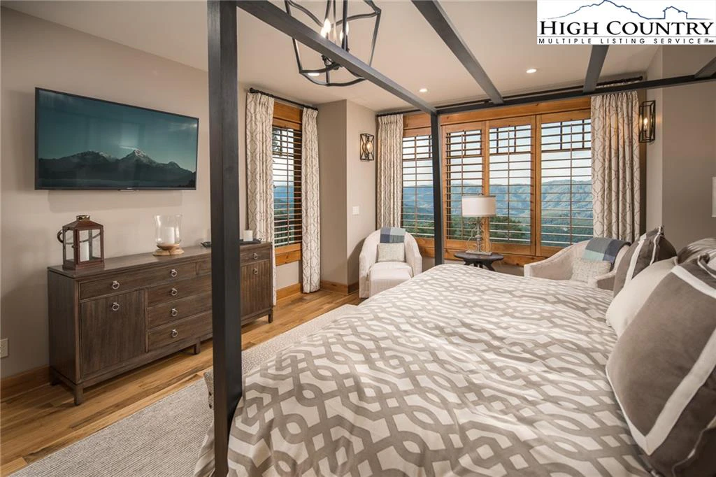 Image number 9 for the current listing