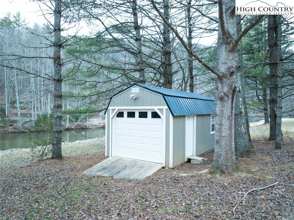 Image number 13 for the current listing