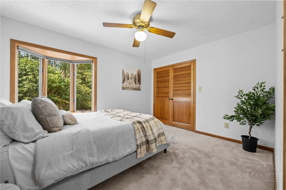 Image number 9 for the current listing