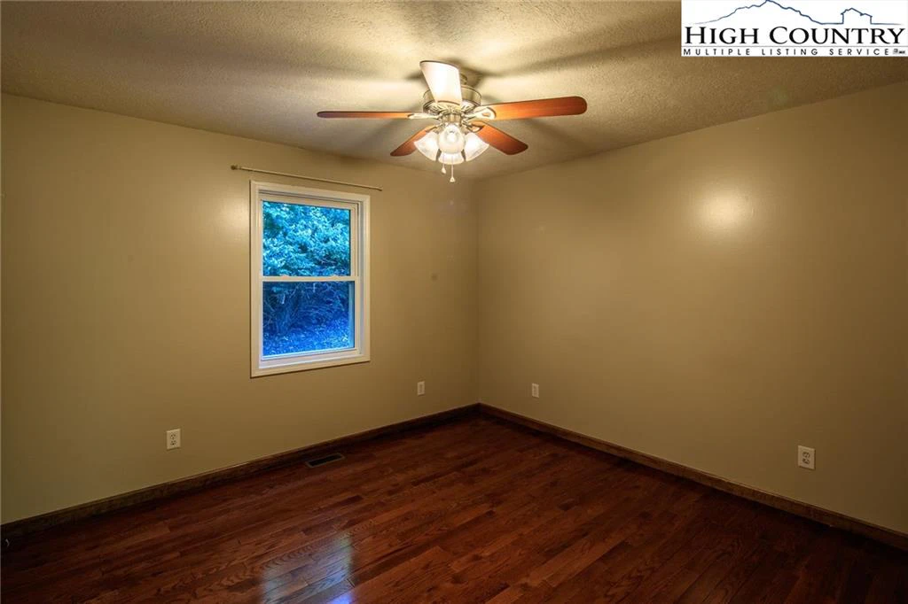 Image number 14 for the current listing