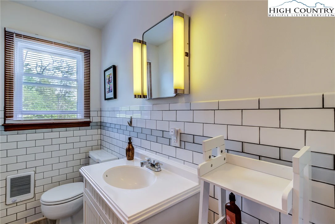 Image number 3 for the current listing