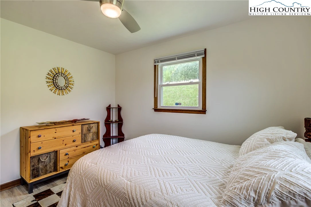 Image number 4 for the current listing
