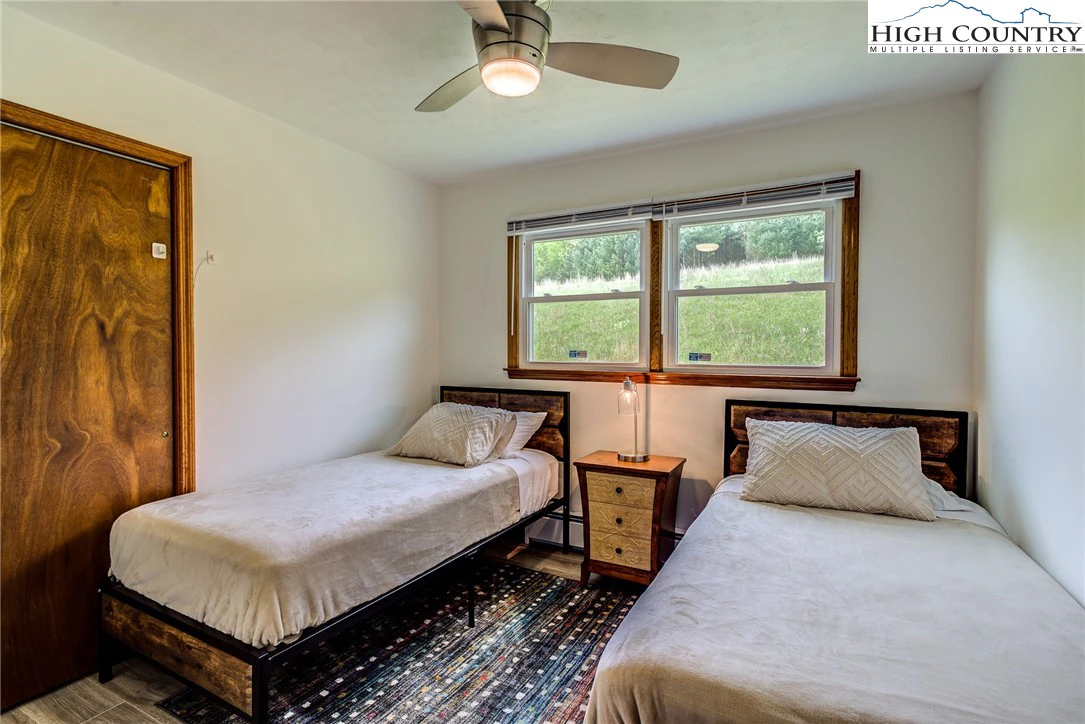 Image number 7 for the current listing