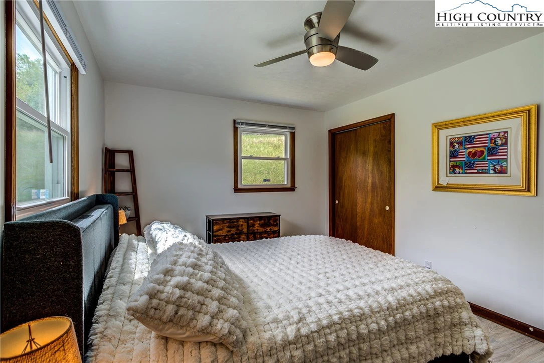 Image number 8 for the current listing