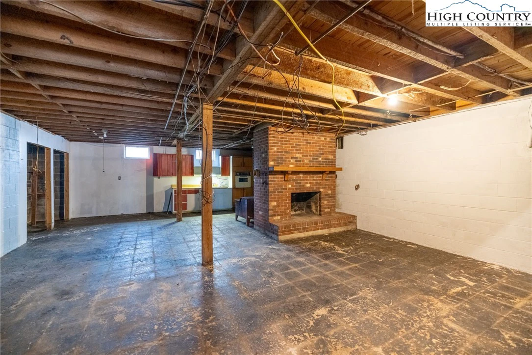 Image number 14 for the current listing