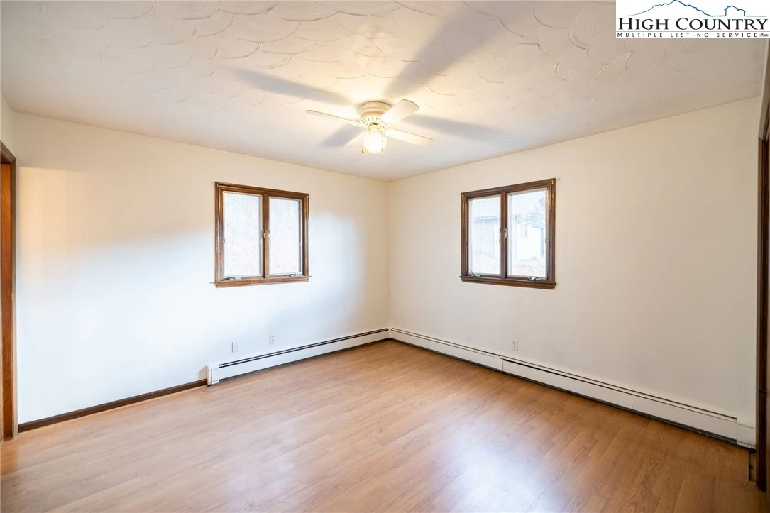 Image number 3 for the current listing