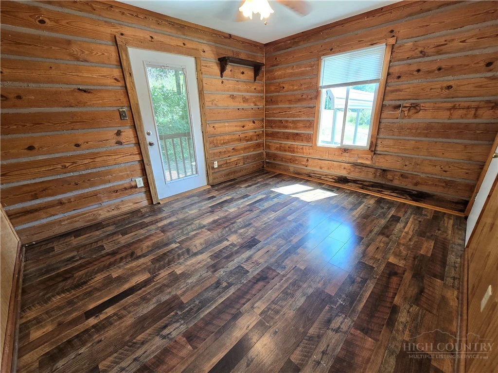 Image number 11 for the current listing