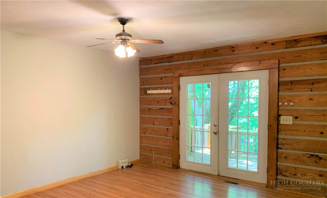 Image number 17 for the current listing