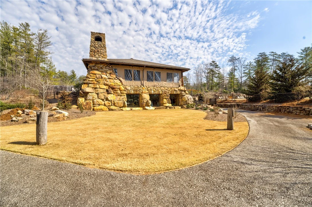 Image number 17 for the current listing