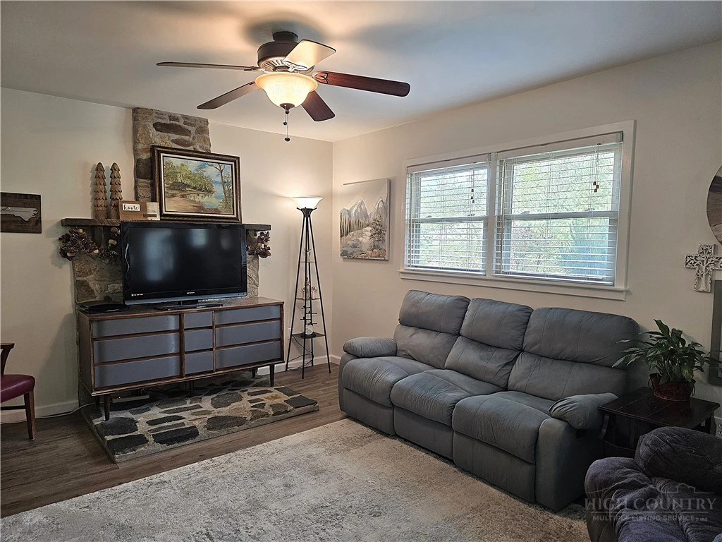 Image number 11 for the current listing