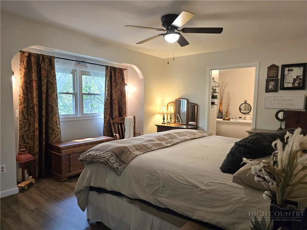 Image number 3 for the current listing