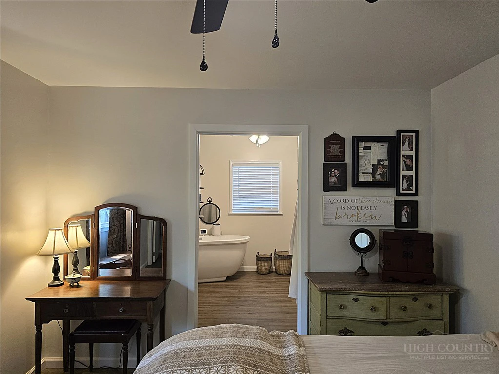 Image number 4 for the current listing