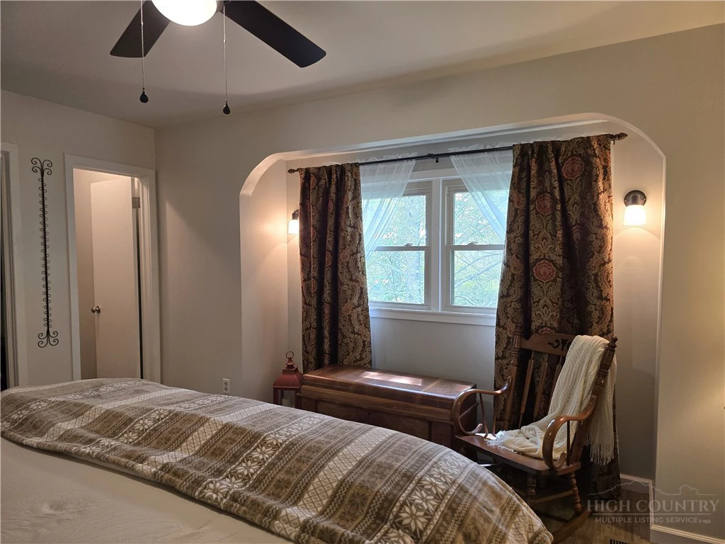 Image number 6 for the current listing
