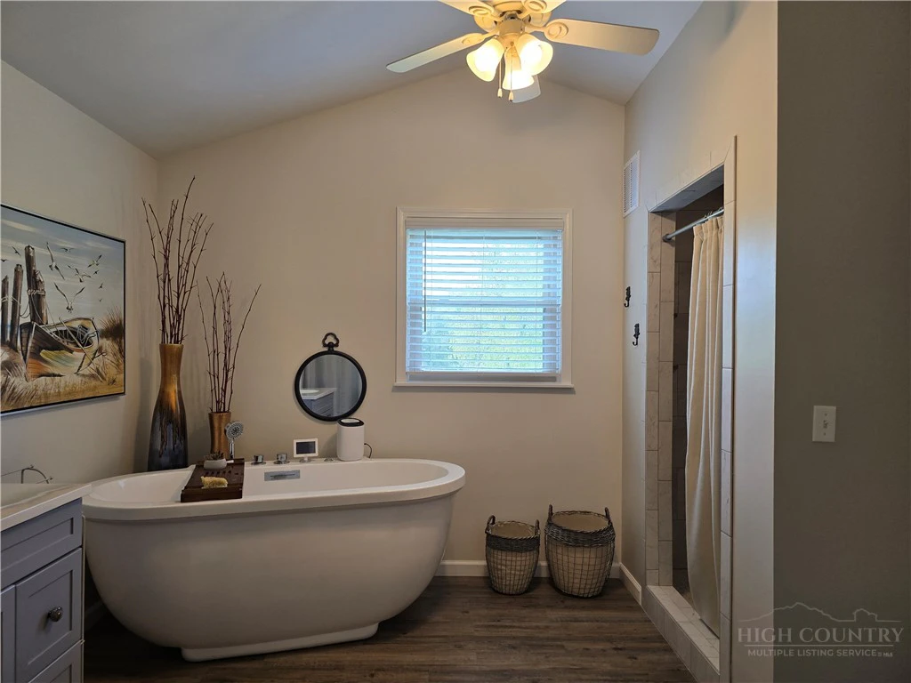 Image number 7 for the current listing