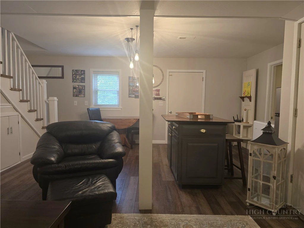 Image number 17 for the current listing
