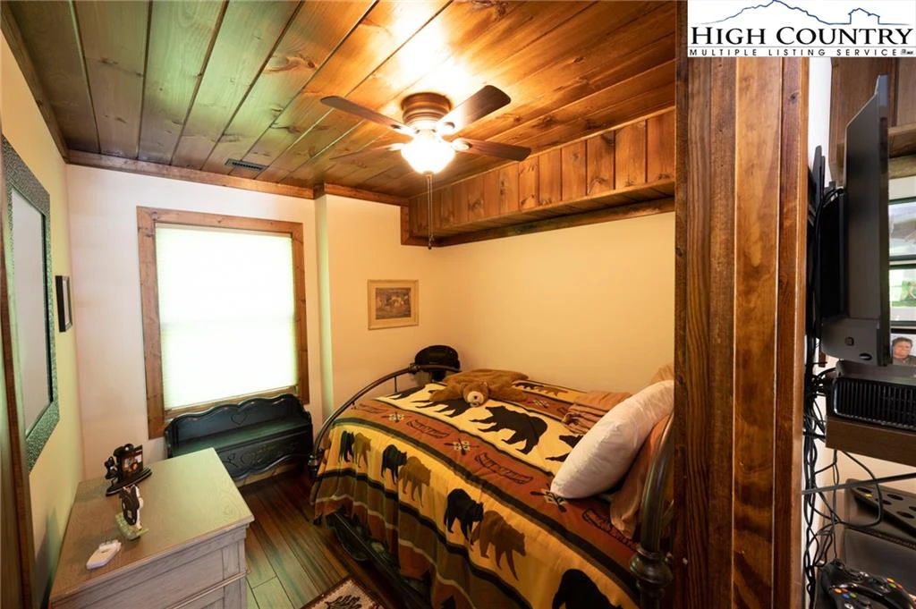 Image number 8 for the current listing