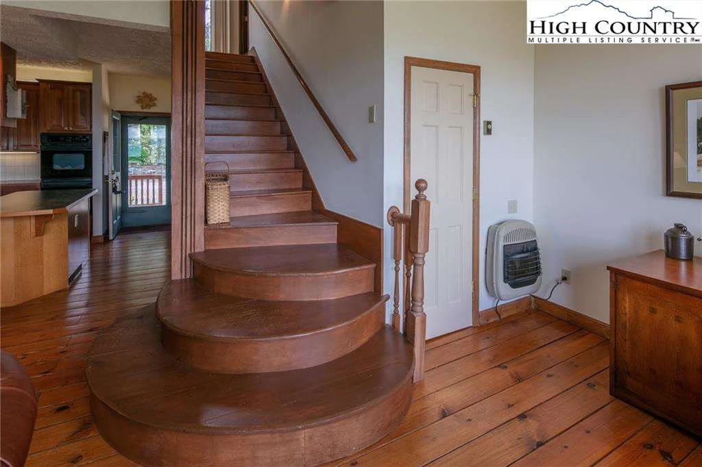 Image number 3 for the current listing