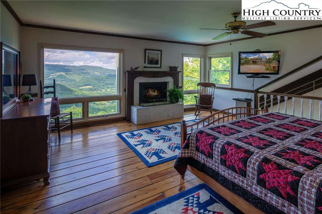 Image number 4 for the current listing