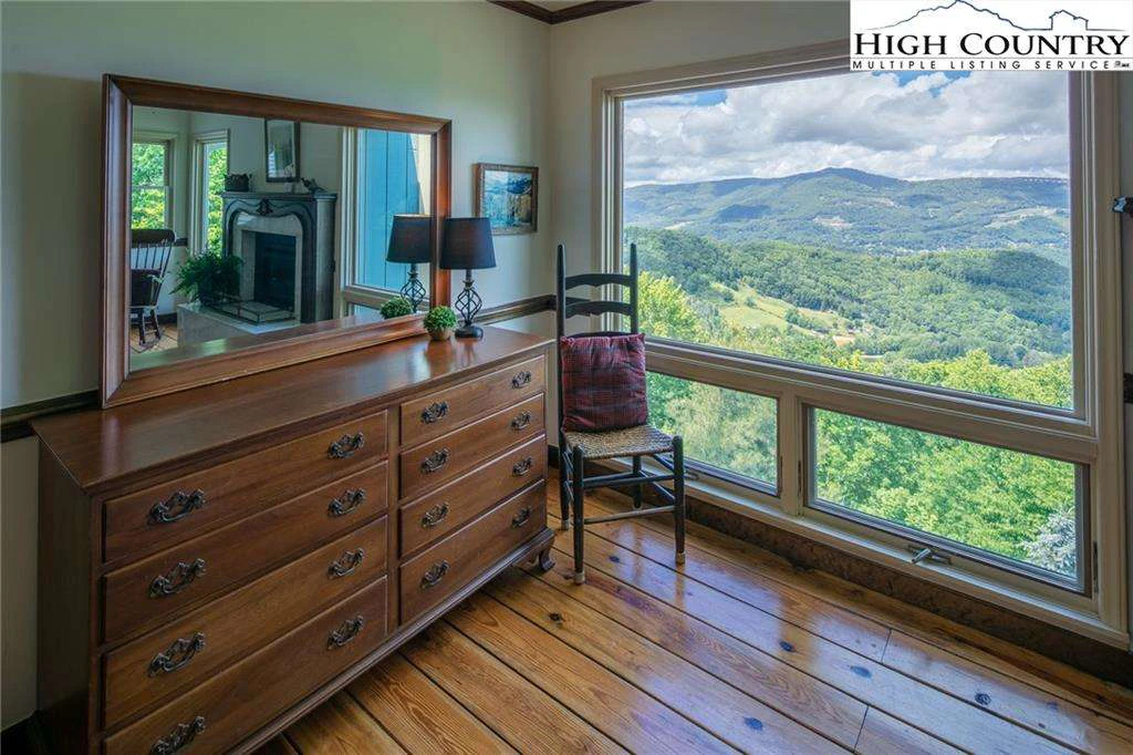 Image number 5 for the current listing