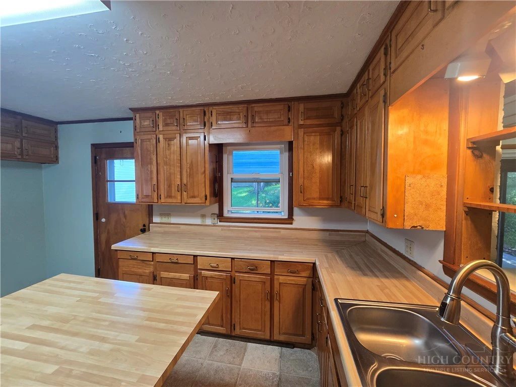 Image number 14 for the current listing