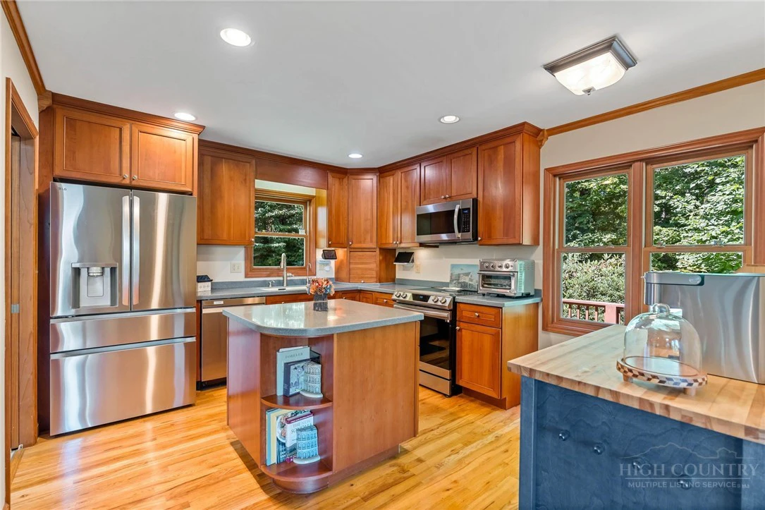 Image number 9 for the current listing