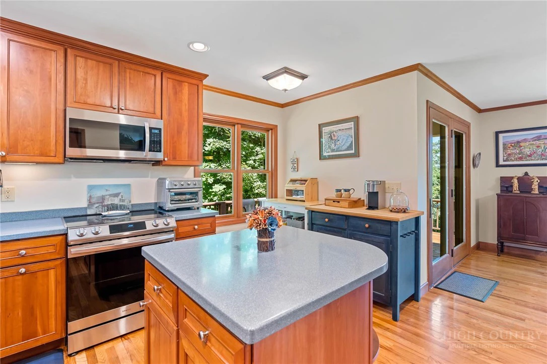 Image number 10 for the current listing