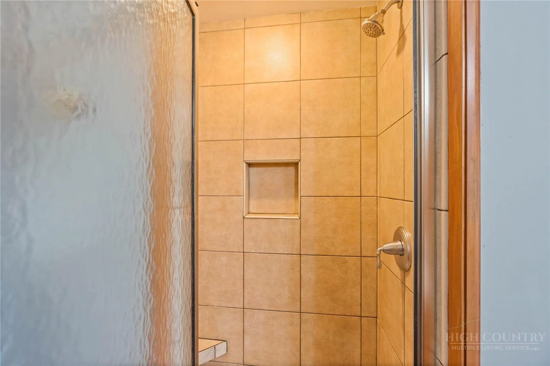 Image number 17 for the current listing