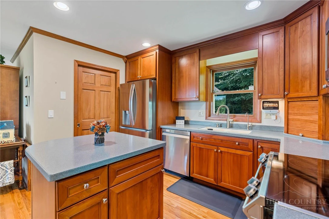 Image number 11 for the current listing