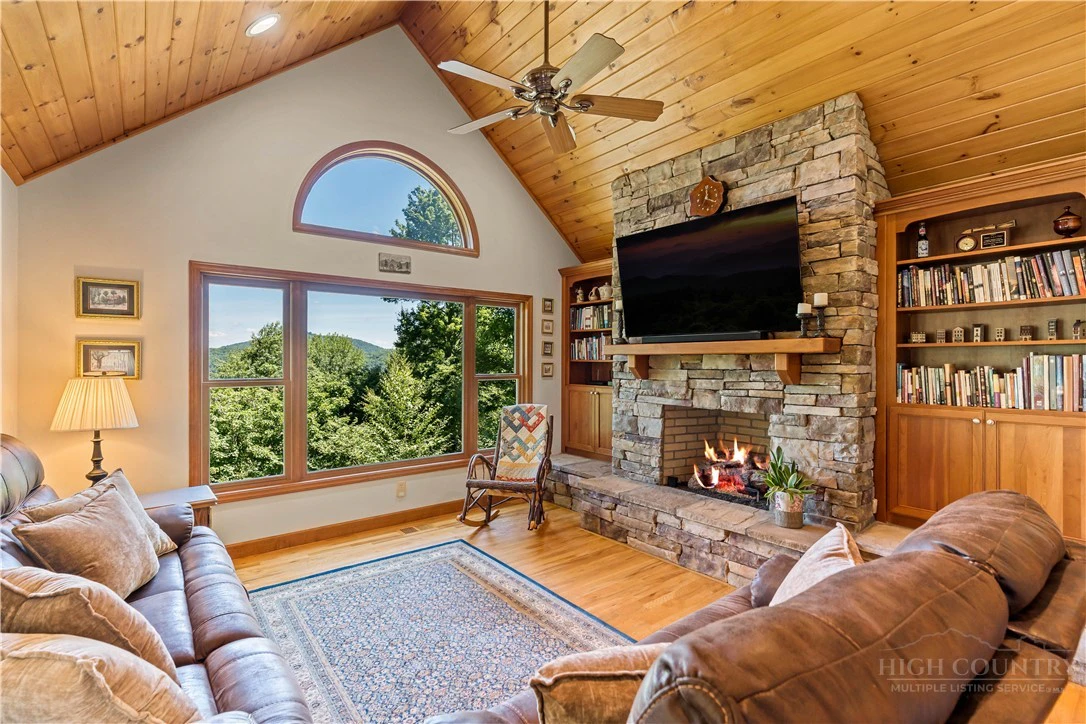 Image number 4 for the current listing