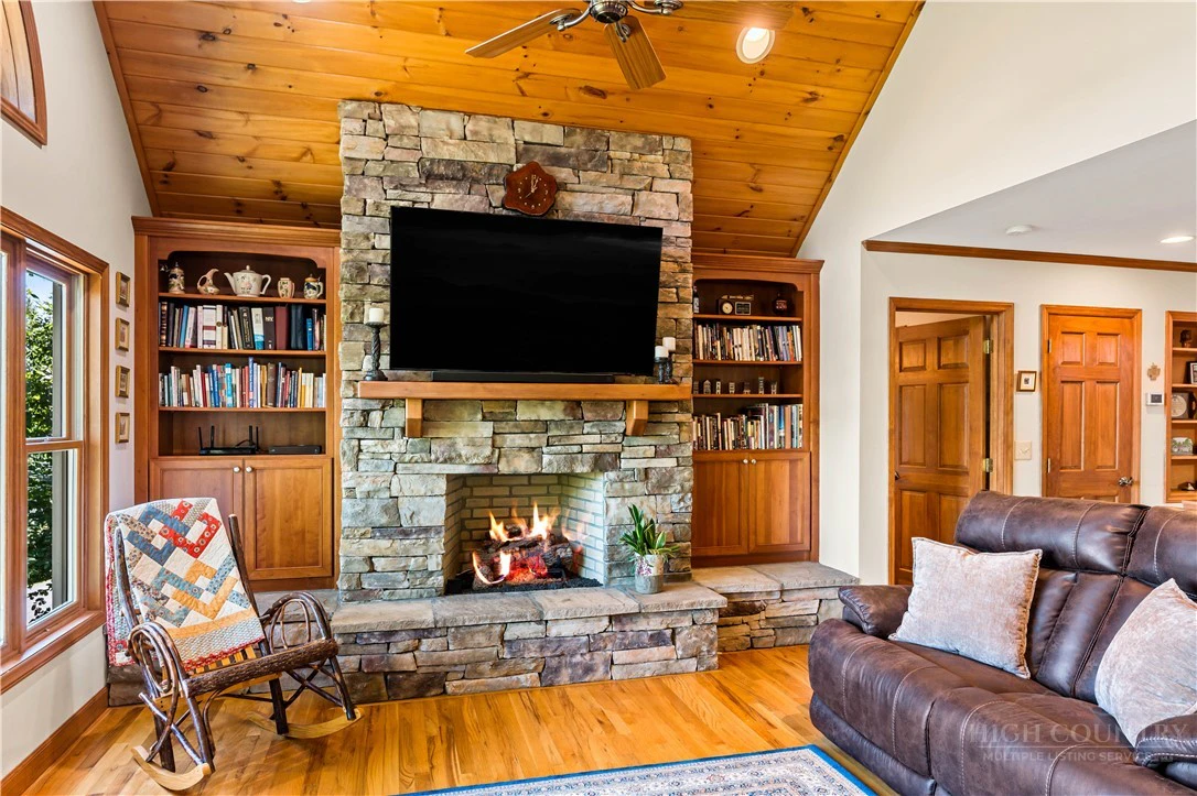 Image number 8 for the current listing