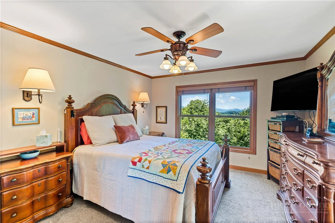 Image number 14 for the current listing