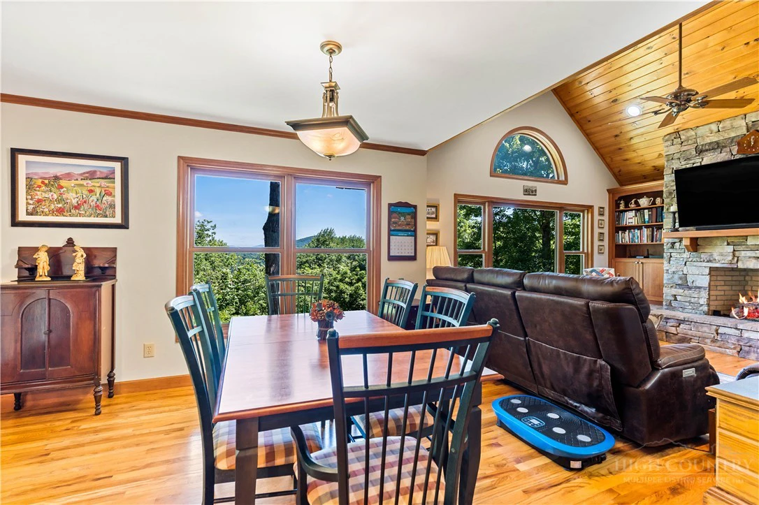 Image number 19 for the current listing