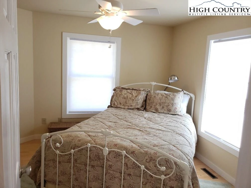 Image number 2 for the current listing