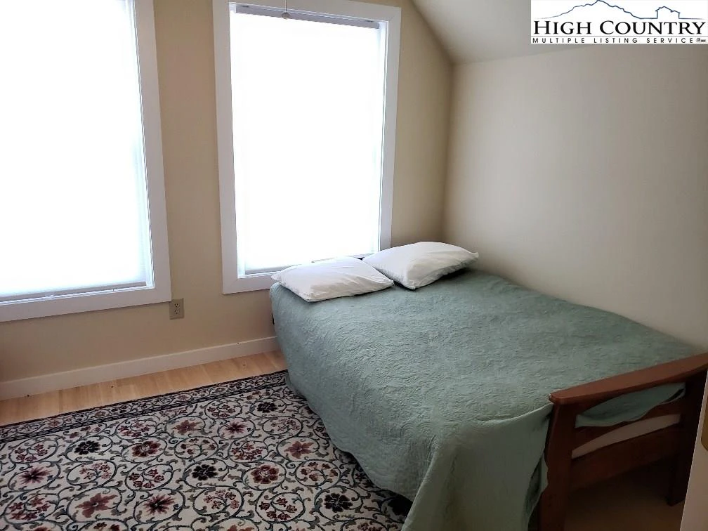 Image number 11 for the current listing