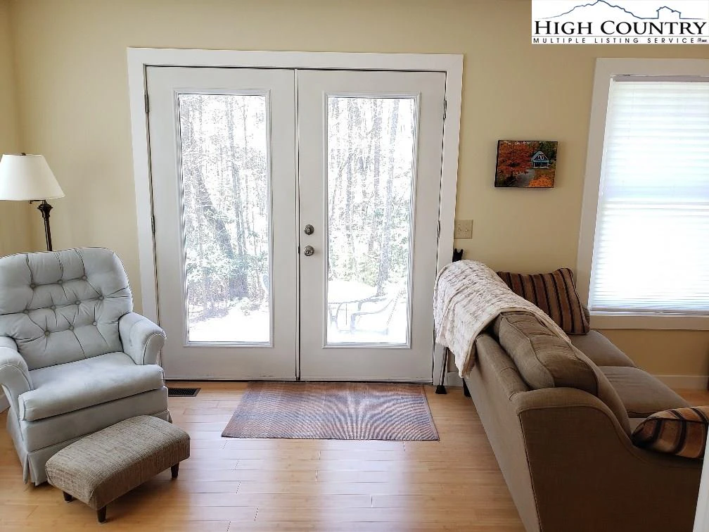 Image number 15 for the current listing