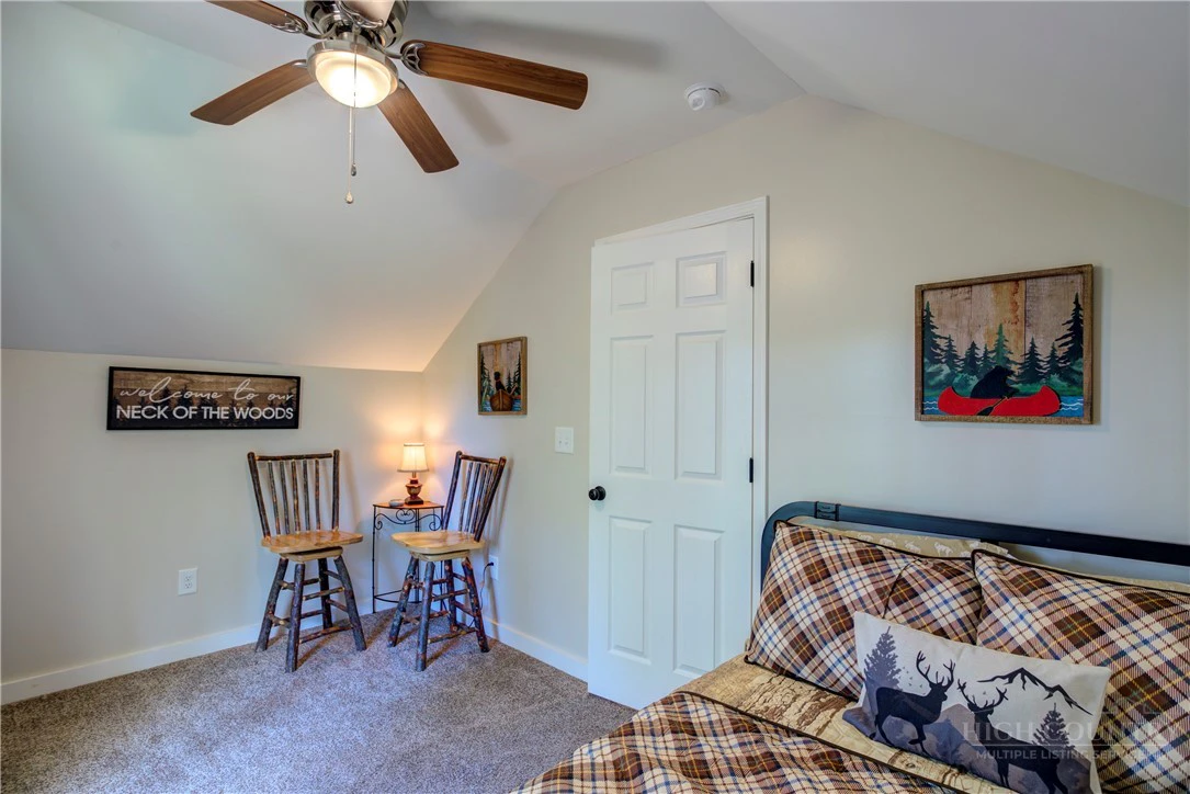Image number 17 for the current listing