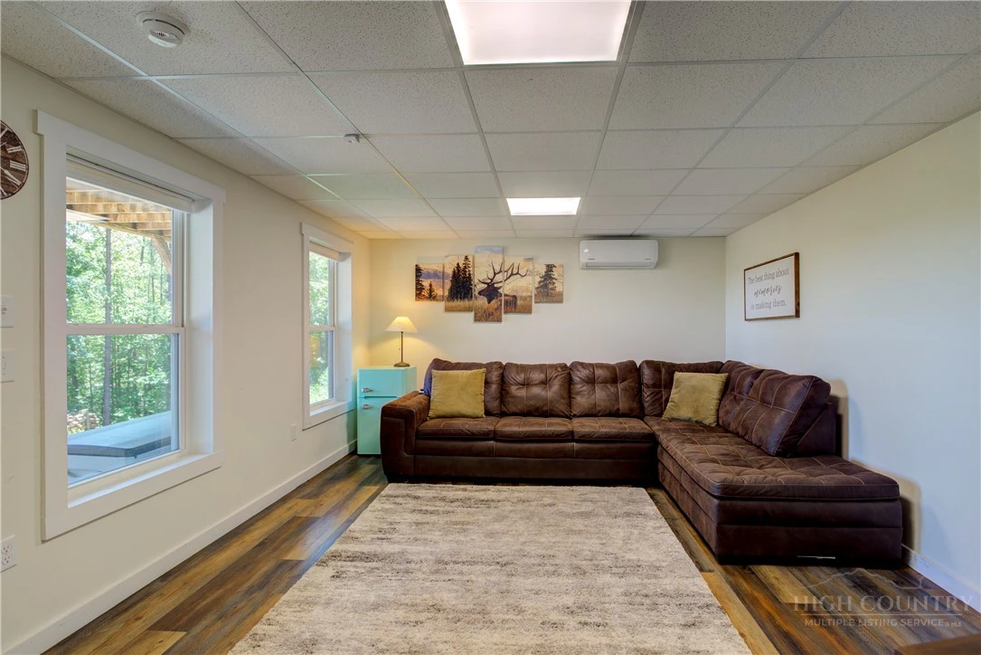Image number 19 for the current listing