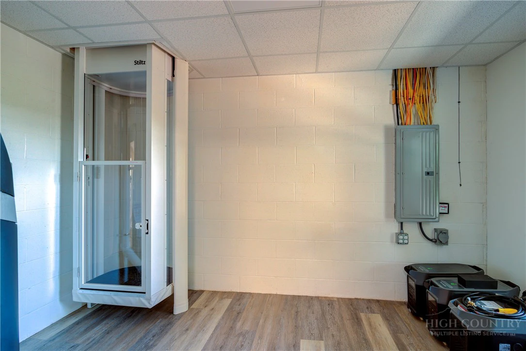 Image number 21 for the current listing