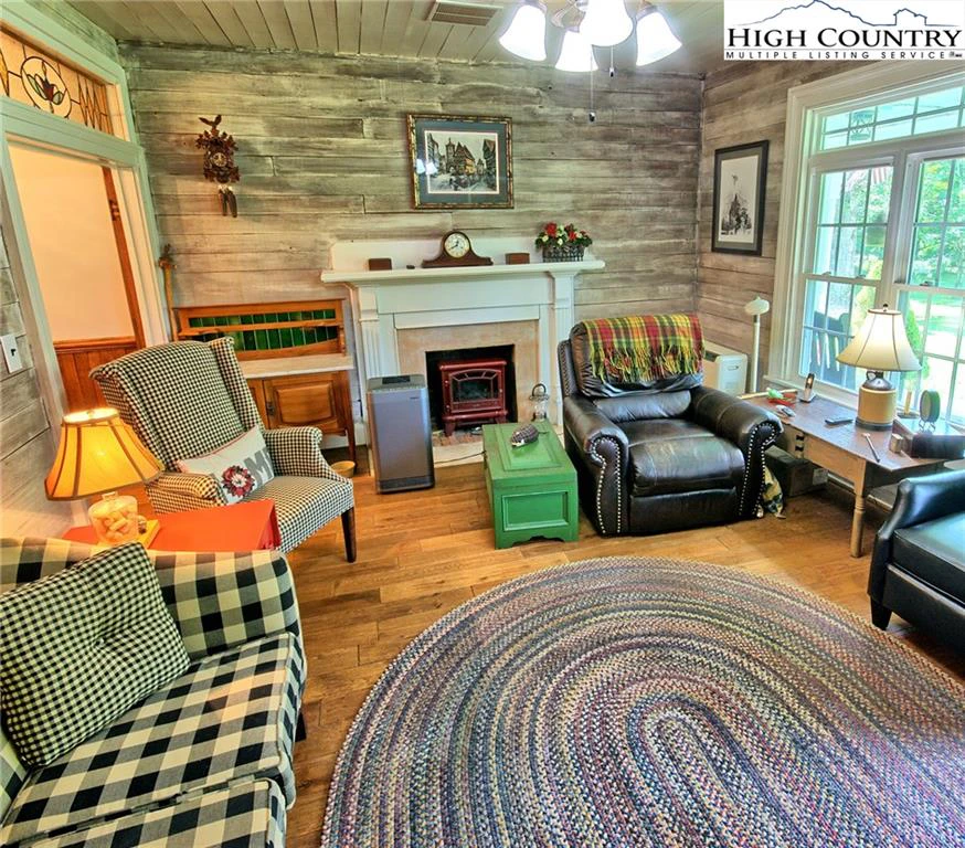 Image number 3 for the current listing