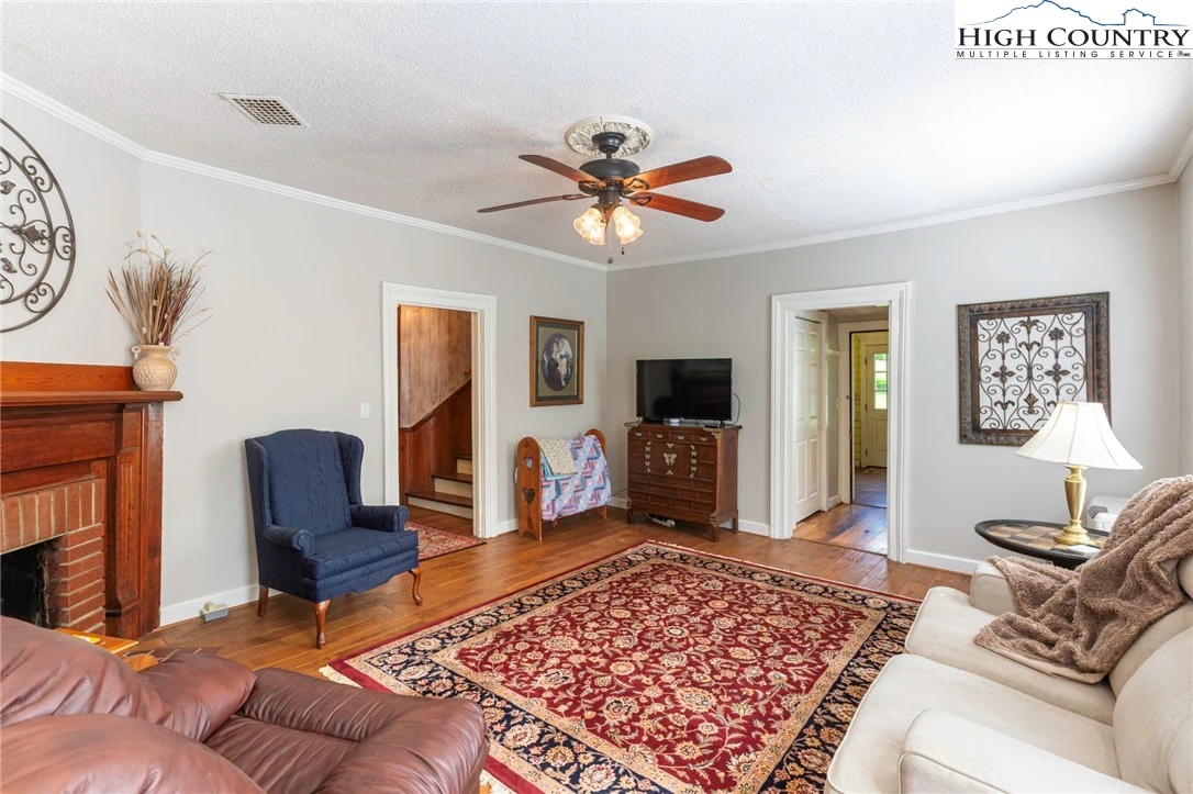 Image number 17 for the current listing
