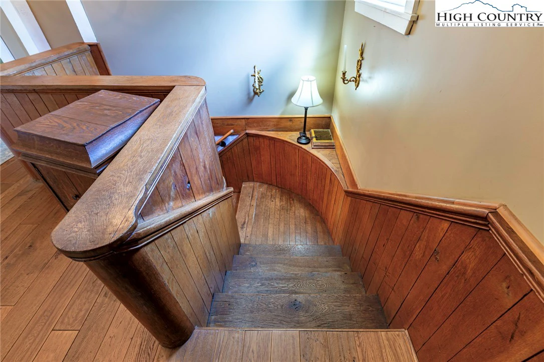 Image number 1 for the current listing
