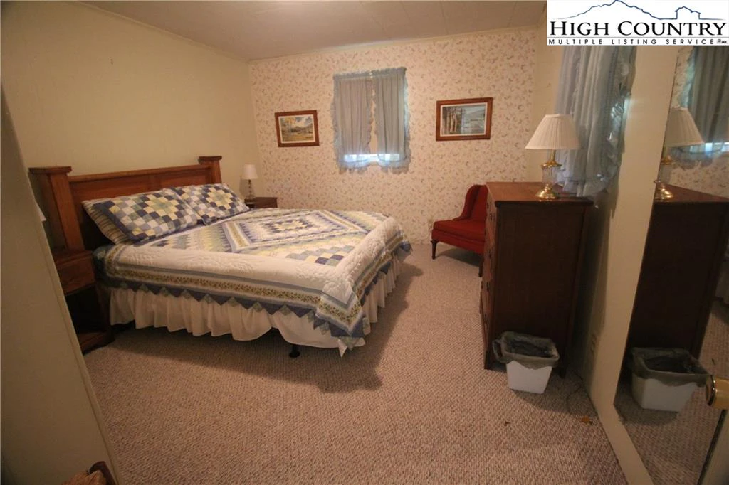Image number 4 for the current listing