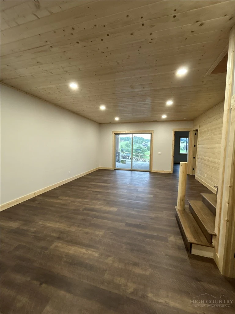 Image number 13 for the current listing